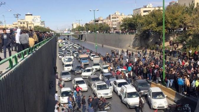 İran&#039;daki gösterilerde 1000 kişi gözaltına alındı