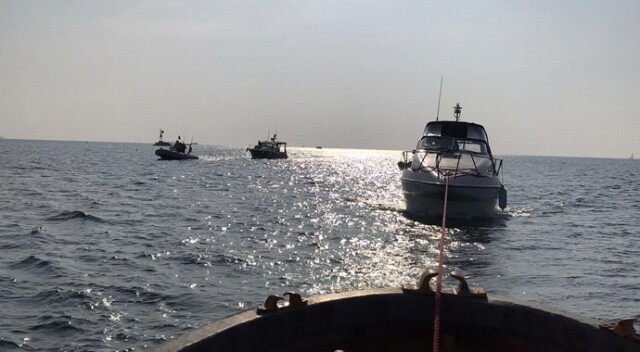 Kadıköy’de iki tekne kayalıklara çarptı