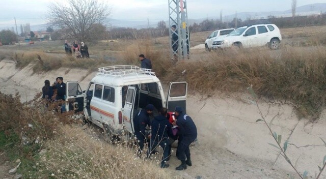 Kayseri&#039;de minibüs kanala düştü: 3 yaralı