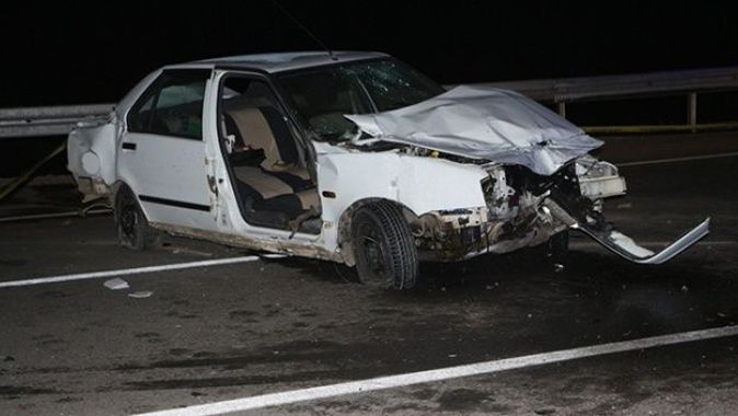 Kazada otomobilin kopan kapısından yola savrulan kadın hayatını kaybetti