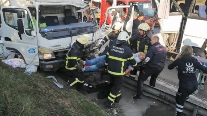 Kocaeli TEM’de turistleri taşıyan midibüse kamyonet çarptı: 2’si ağır 5 yaralı