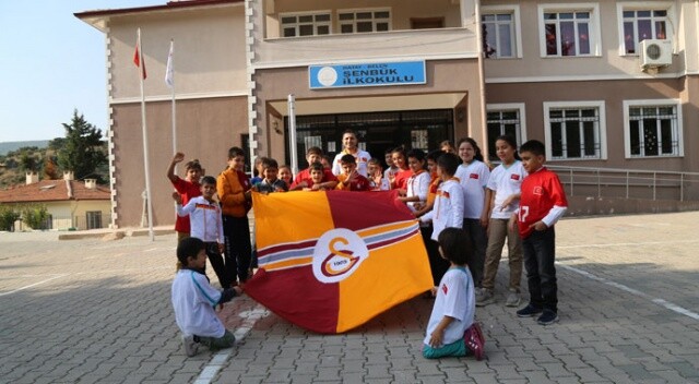 Köy okullarında okuyan öğrencilerin yüzü, Galatasaray&#039;dan gelen spor malzemeleri ile güldü