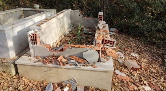 Miras dağıtımında haksızlık iddiasıyla annesinin mezar taşını parçaladı