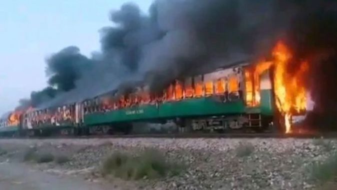 Pakistan&#039;da 74 kişinin hayatını kaybettiği tren 20 dakika boyunca durmamış