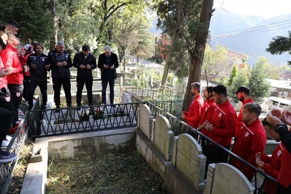 Samsunspor Zonguldak&#039;ta efsanevi futbolcuyu unutmadı
