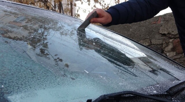 Termometreler eksi 18&#039;i gördü araçların camları buz tuttu