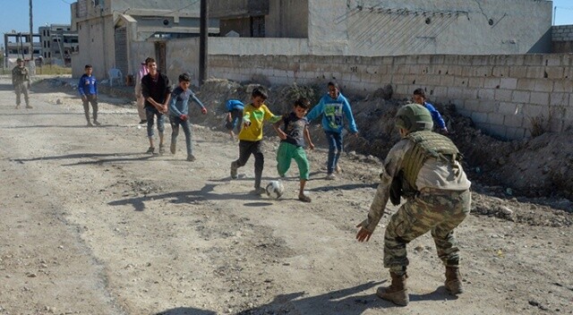 Türk askeri Resulaynlı çocukların yanında