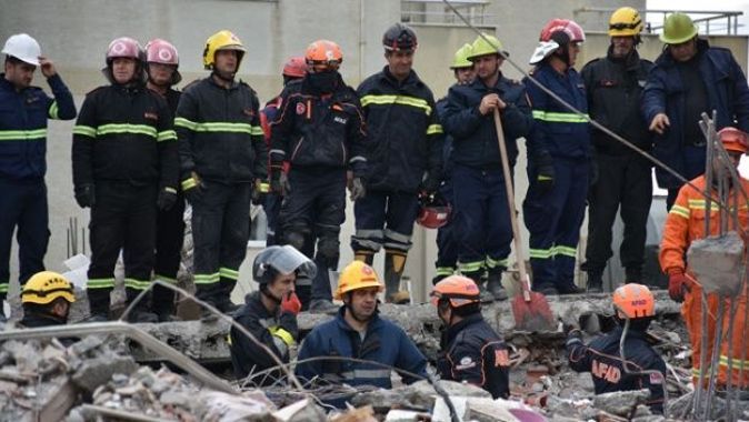 Arnavutluk&#039;taki depremde ağır hasar gören binalar kontrollü olarak yıkılıyor