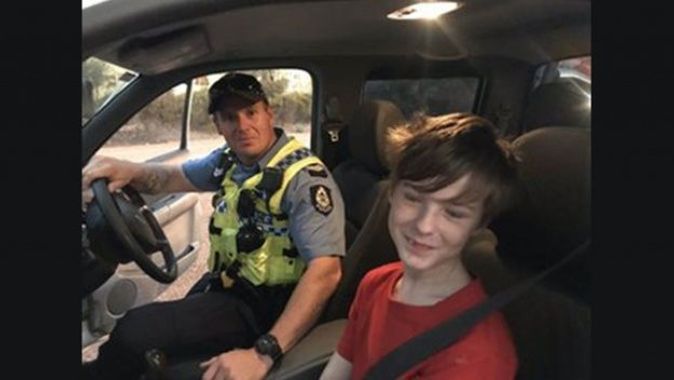 Avustralyalı çocuk, abisinin kamyonetini kullanarak yangından kaçtı