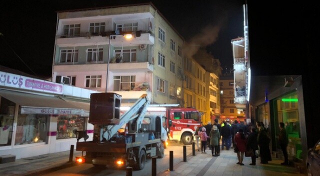 Binanın 4. katında çıkan yangın mahalleliyi sokağa döktü