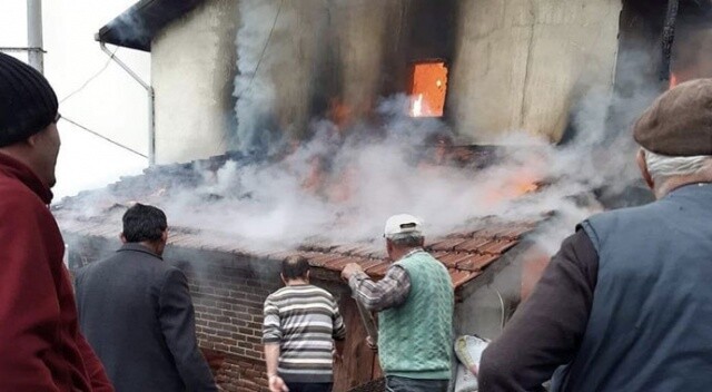 Bursa&#039;da 3 katlı ev kül oldu: 2 yaralı