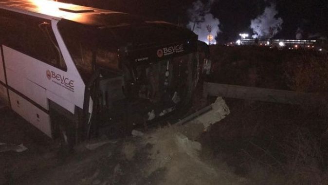 Bursaspor taraftarlarını taşıyan otobüs kaza yaptı: 19 yaralı