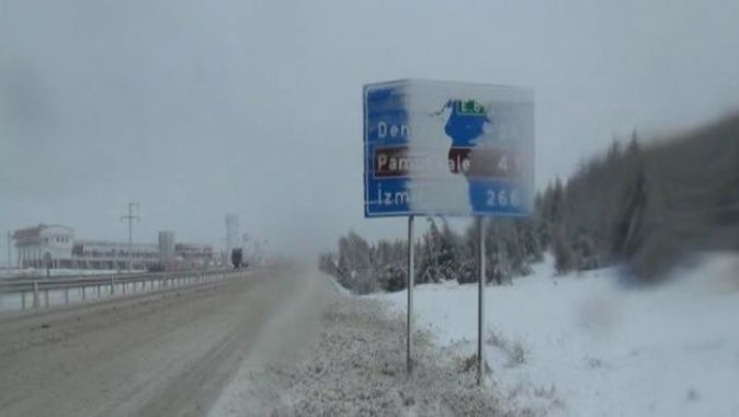 Denizli-Antalya kara yolunda kar yağışı etkili oldu