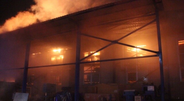 Düzce&#039;de korkutan fabrika yangını! 5 saatlik çalışmanın ardından söndürüldü