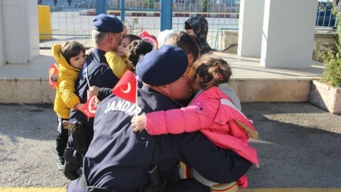 Ellerinde Türk bayraklarıyla jandarmaya koştular