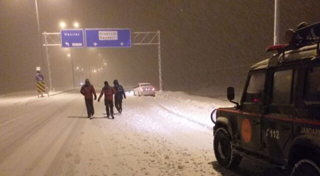 Erciyes&#039;te mahsur kalan otomobiller kurtarıldı