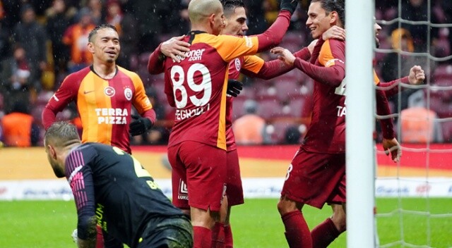 Galatasaray taraftarı Tarık Çamdal&#039;ı protesto etti