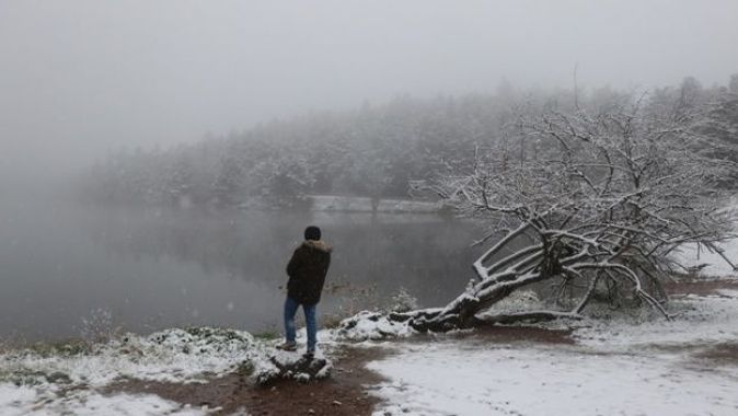 Gölcük Tabiat Parkı kar yağışıyla beyazlara büründü