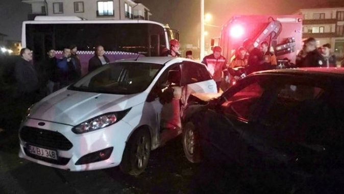 İki otomobil çarpıştı, araçta sıkışan sürücüyü itfaiye kurtardı