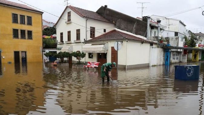 İspanya ve Portekiz sele teslim: 4 ölü