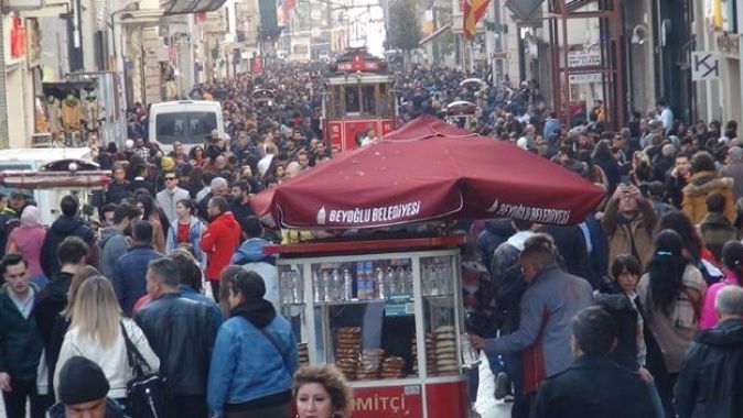 İstanbullular yazdan kalma günün keyfini çıkarttı
