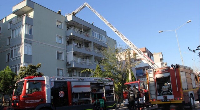 İzmir&#039;de bir binanın çatısı alev alev yandı