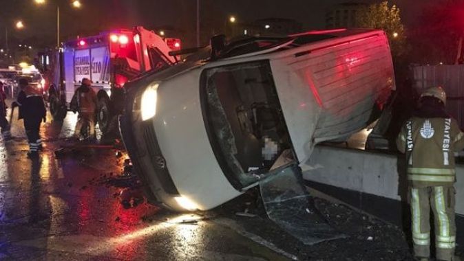 Kadıköy&#039;de panelvan minibüs devrildi: 4 yaralı