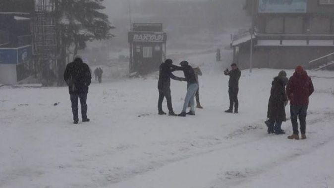 Kar yağdığını duyan tatilciler Uludağ&#039;a akın etti