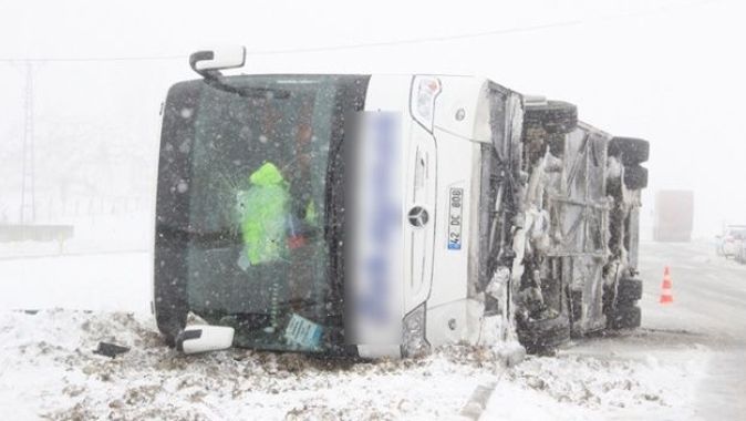 Karaman’da yolcu otobüsü devrildi: 25 yaralı