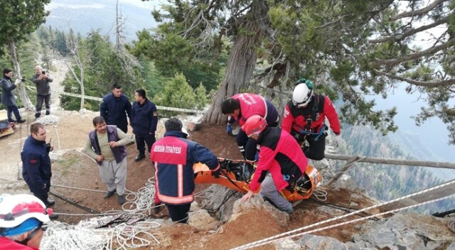 Mersin&#039;de kayıp gencin 200 metrelik uçurumda bulunan cesedi çıkarıldı