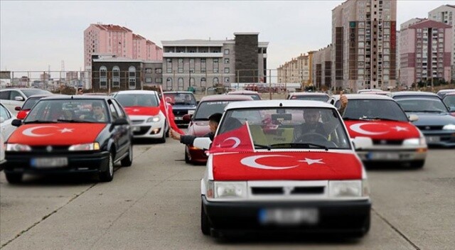 Modifiyeli araçlarını Türk bayrakları ile süsleyip, şehitlerimizi andılar