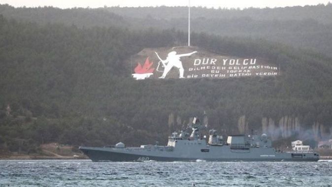 Rus askeri gemisi Çanakkale Boğazı&#039;ndan geçti