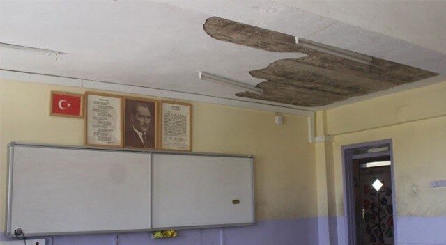 Sınıfların tavanı başlarına yıkıldı