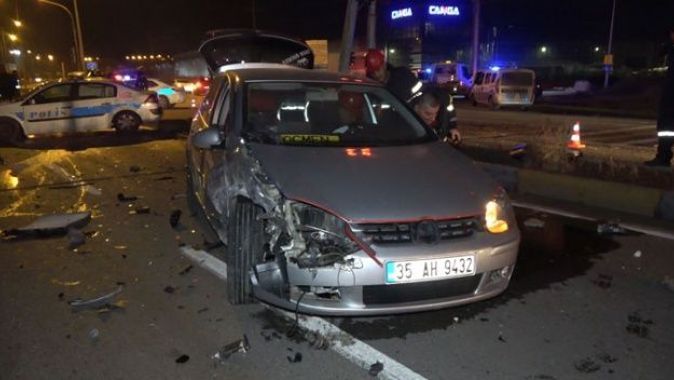 Şüpheli aracı kovalayan trafik ekibi kaza yaptı: 2&#039;si polis 3 yaralı