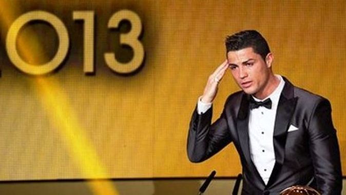 Tesadüfün böylesi! Messi ödülünü alırken Ronaldo...