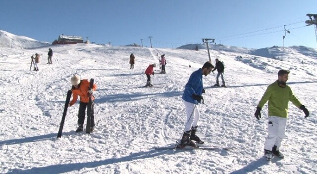 Uludağ&#039;da kayak sezonu açıldı, tatilciler pistlere akın etti!