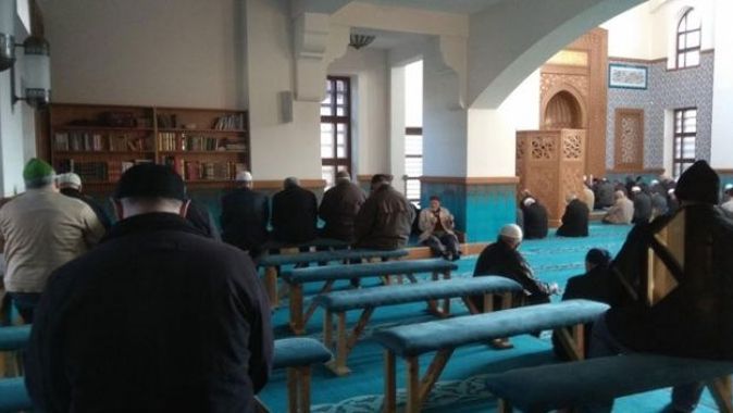 Üsküdar&#039;da kiliseye benzetilen camiide sabit oturaklar kaldırıldı