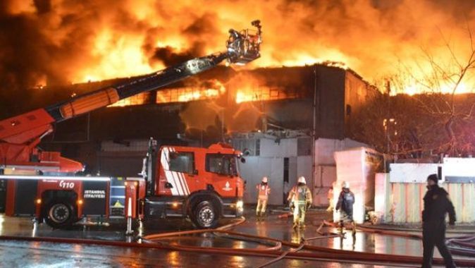 Zeytinburnu&#039;nda dokuma fabrikasında yangın