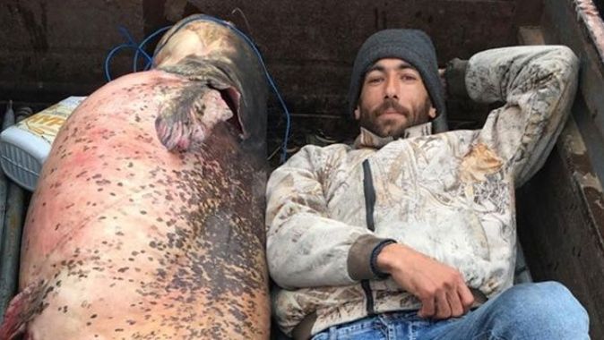 120 kiloluk yayın balığının yanına yatarak fotoğraf çektirdiler