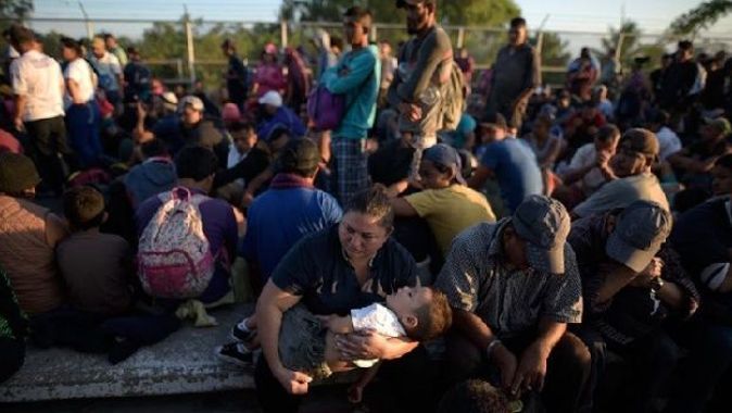 ABD&#039;ye gitmek için yola çıkan binlerce göçmen Meksika sınırına dayandı