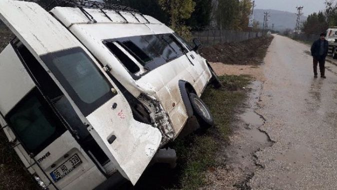 Adana&#039;da tarım işçilerini taşıyan minibüs kaza yaptı: 9 yaralı