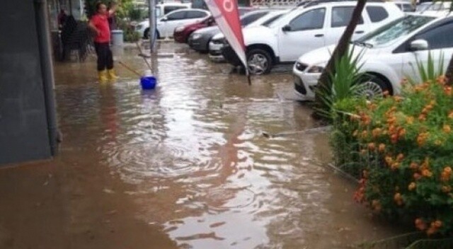 Alanya ilçesinde şiddetli yağış nedeniyle bazı ev ve iş yerlerini su bastı
