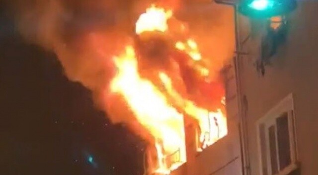 Beyoğlu&#039;nda 5 katlı bina alev alev yandı