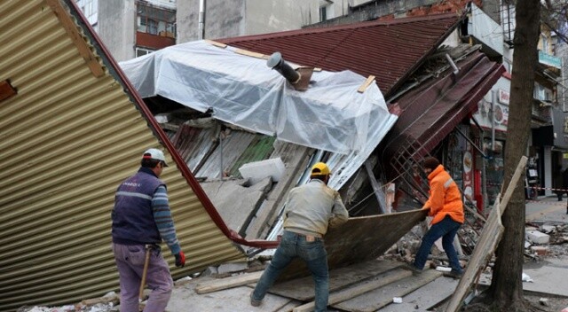 Bina çöktü, işçiler binanın altında kalkmaktan son anda kurtuldu
