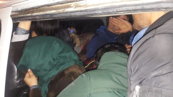 Çanakkale&#039;de 9 kişilik araçtan 22 mülteci çıktı