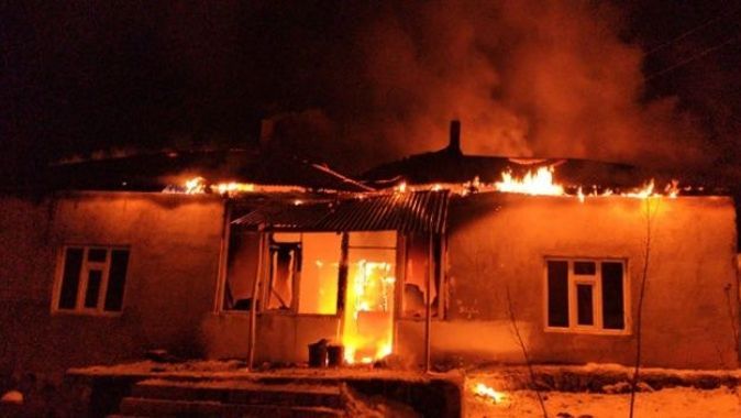 Cinnet geçiren kadın evini ateşe verdi