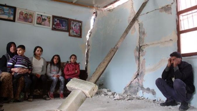 Çocukları ölümün eşiğindeki ailenin evleri yıkılmak üzere