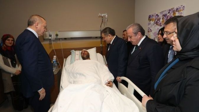 Cumhurbaşkanı Erdoğan&#039;dan hastanedeki depremzedelere ziyaret
