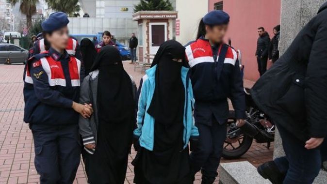 DEAŞ&#039;ın sözde emirinin eşinin de bulunduğu 4 kadın yakalandı