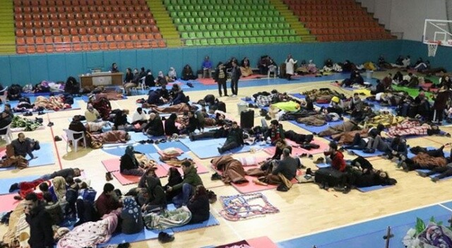 Depremden etkilenen bazı Elazığlılar geceyi spor salonunda geçirdi